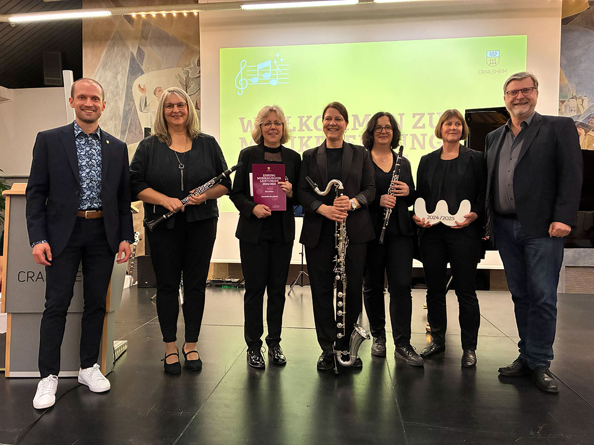 Eine Gruppe Menschen lächelt in die Kamera