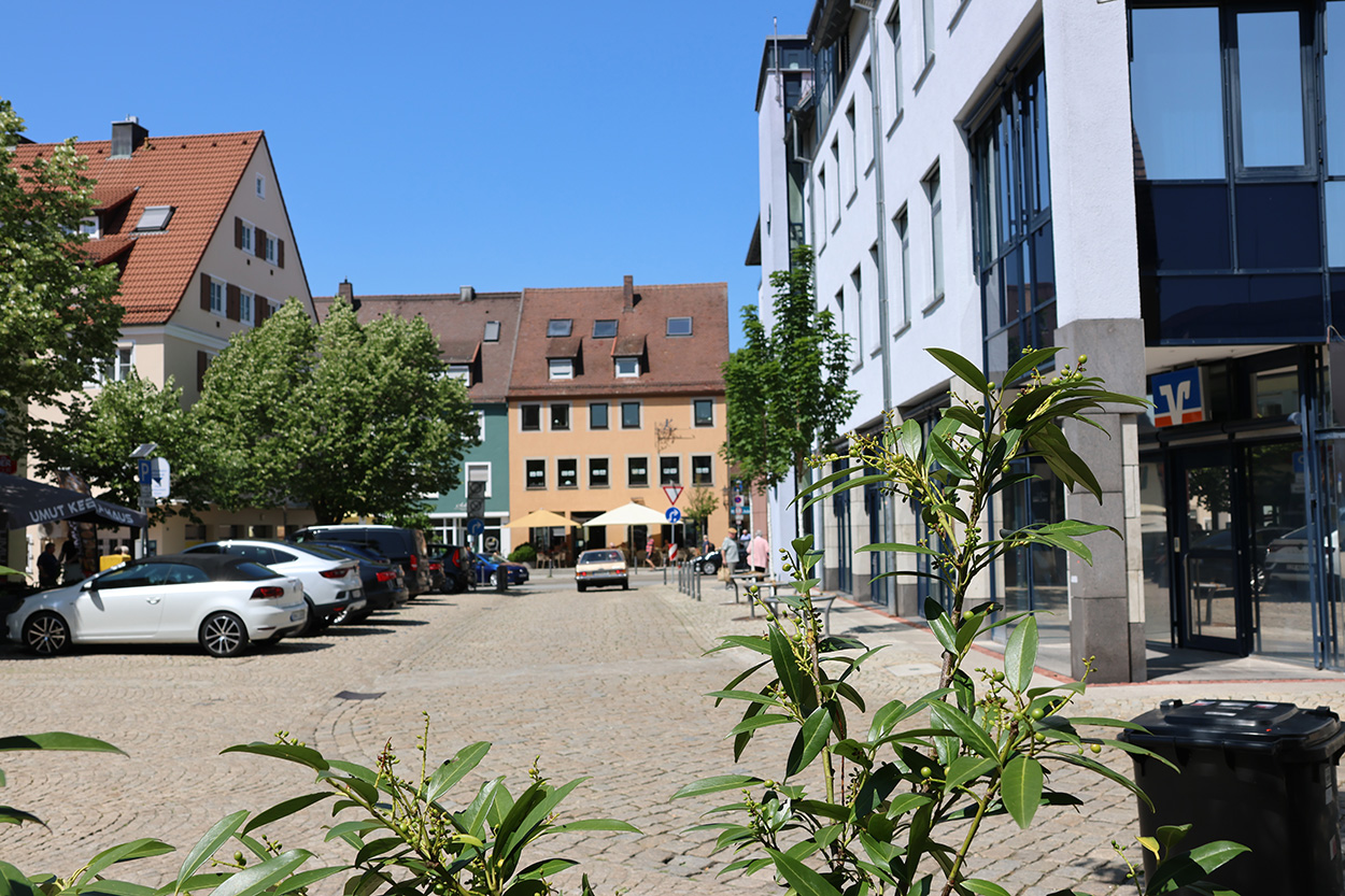 Stadtverwaltung Ein Platz mit Autos auf der linken Seite